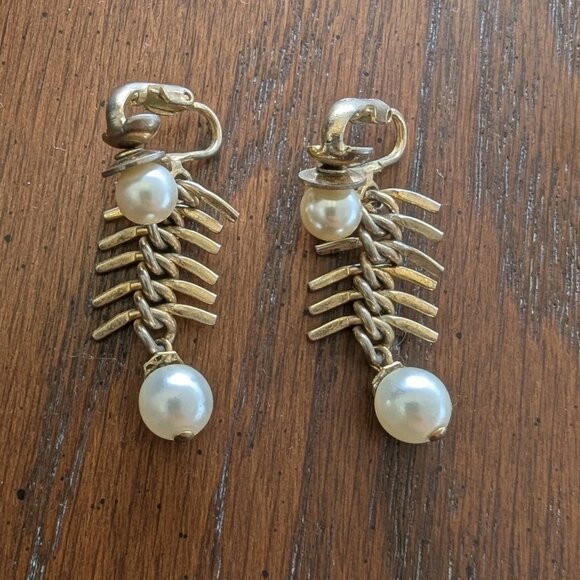 Vintage Signed Emmons Goldtone Fishbone & Faux Pearls Drop Clip Earrings - Picture 1 of 5